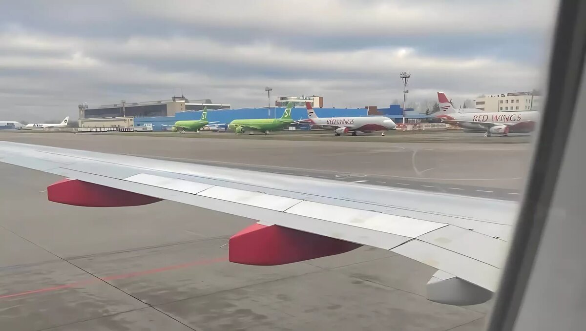    Пассажиры авиакомпании Red Wings полдня не могут вылететь из Москвы в Батуми из-за неисправности самолета — борт кружил над российской столицей три часа, жалуются пассажиры.