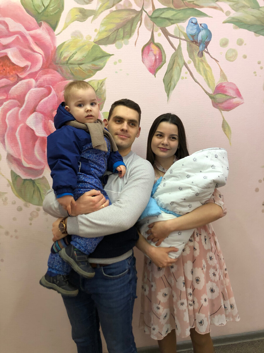 День выписки. Саша осознал, что статус младшего ребёнка перешел какому-то непонятному червячку, которого все называют Ромой😁