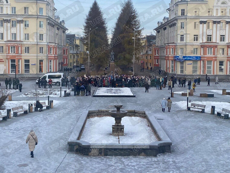    Прощание было на площади Мира в Североуральске