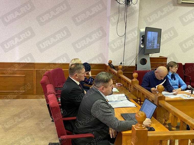    Женщина пряталась за адвокатом