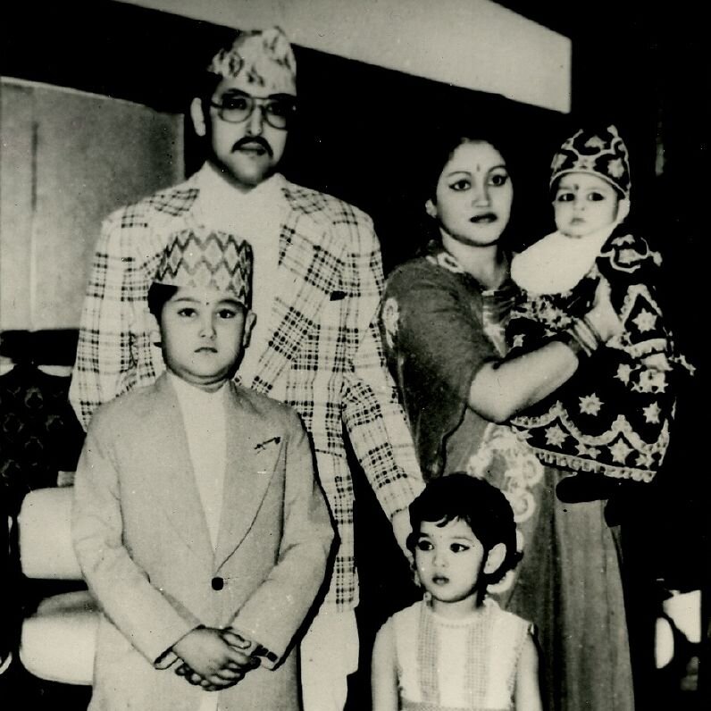 Королевская семья Непала: король Бирендра, королева Айшвария и их дети - принцы Дипендра и Нираджан и принцесса Шрути