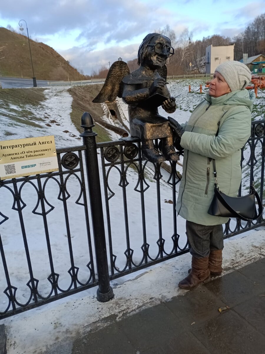 Рядом с памятником есть арт объект Литературный ангел