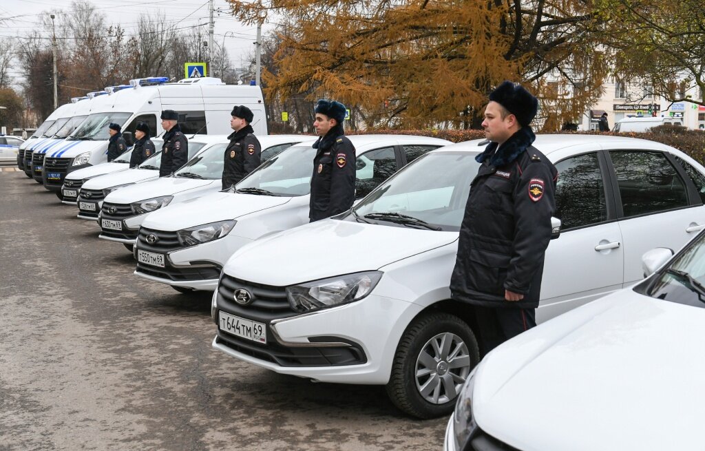 Тверским полицейским передали 16 новых служебных автомобилей