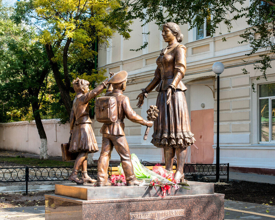 Торжественное открытие памятника первой учительнице Фотографии старого Саратова