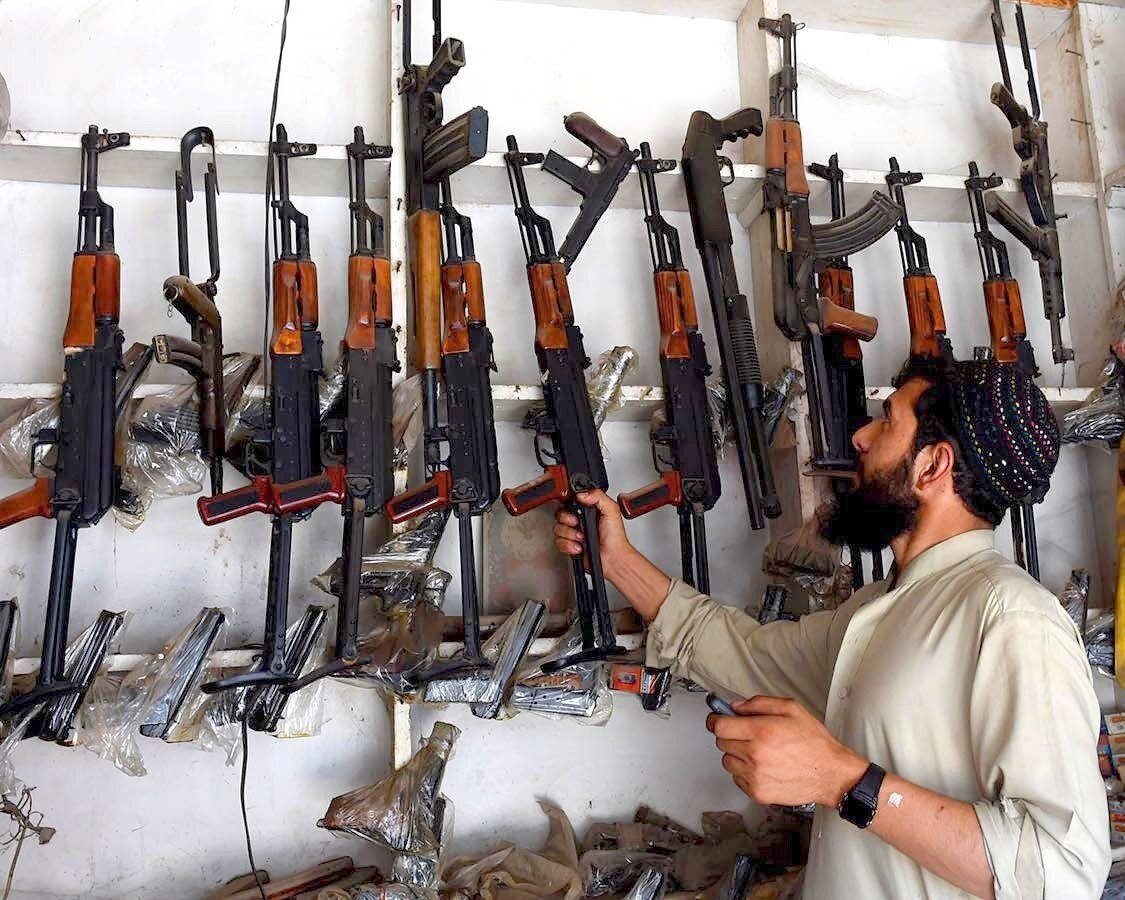 На витрине этого оружейного магазина в деревне Дарра Адам Кхель представлены автоматы, винтовки, ружья и пистолеты исключительно местного производства
