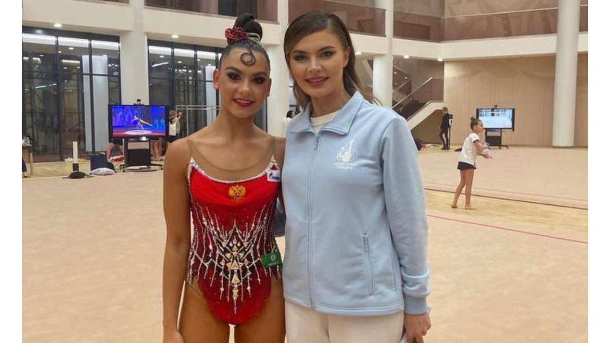 Фото 2023, как вам внешность Алины в данный момент? Как по мне она явно помолодела и выглядит лучше чем раньше