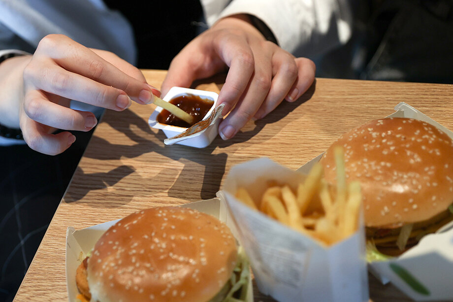 Фастфуд становится всё более доступным и негативно влияет на здоровье. Фото: Сергей Бобылев/ТАСС