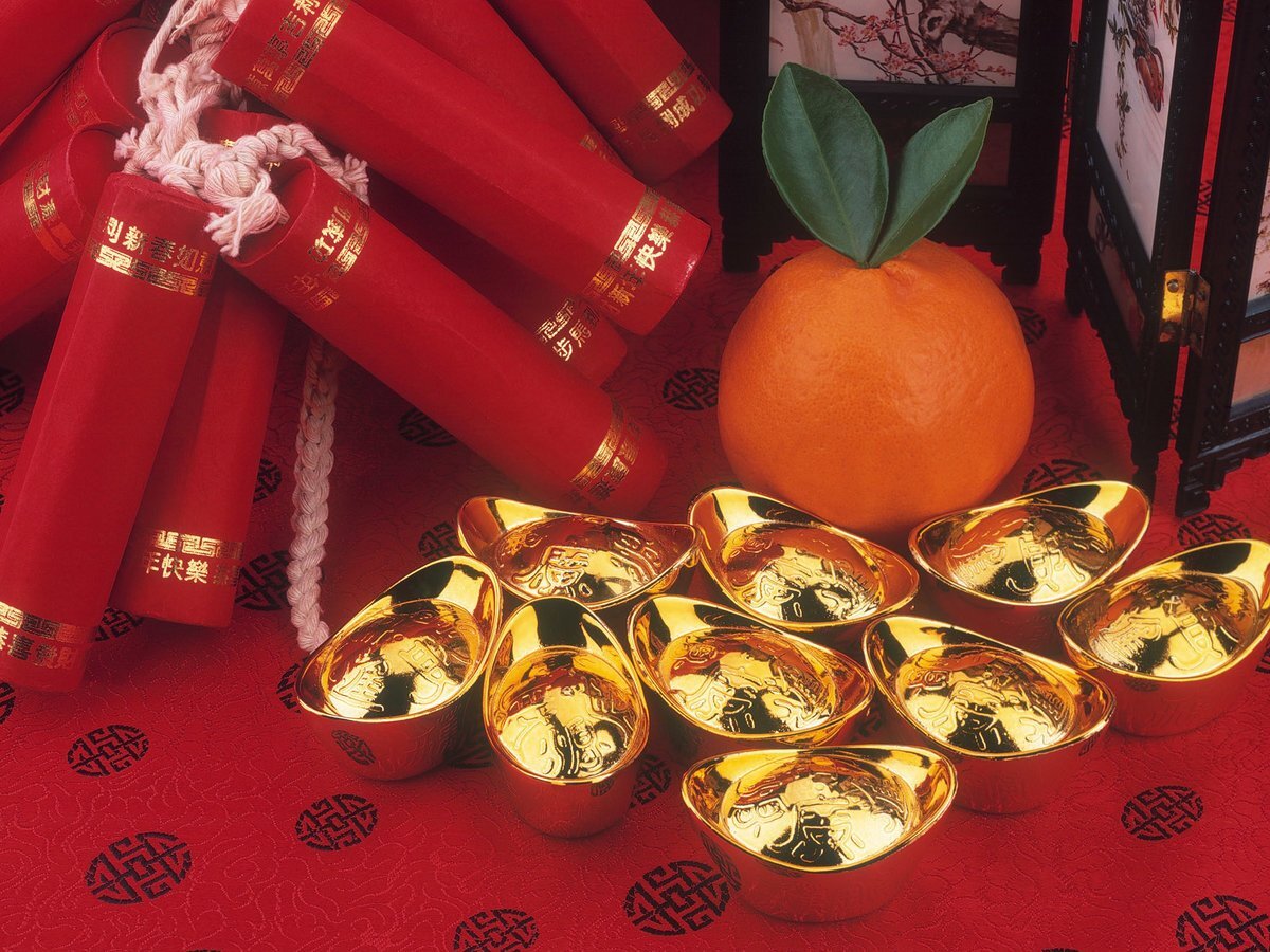 Дракон любит золото и блеск, поэтому лучше встречать восточный новый год в ярких одеждах, с золотыми украшениями, в красиво украшенной комнате. Изображение unsplash.com