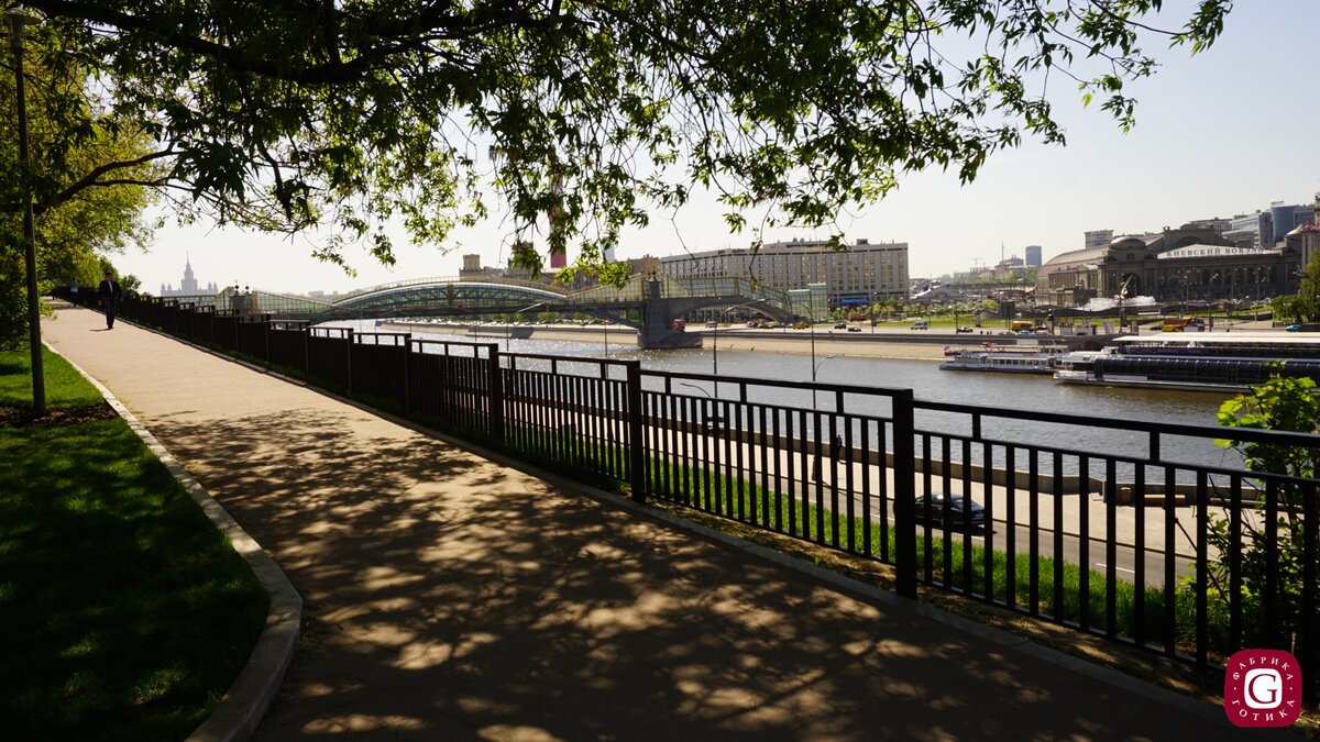 Приятное место для прогулок, находящееся в довольно «выгодном» месте: вблизи большое количество парков, улиц, кафе и кофеен. 