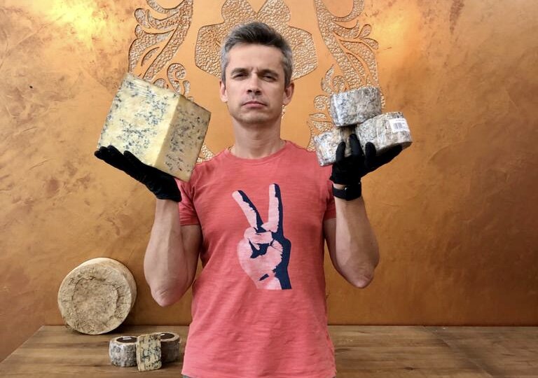 На фото: Максим Раев, директор по развитию сыроварни. Слева - Стилтон Дольче, справа - Стилтон Пиканте.