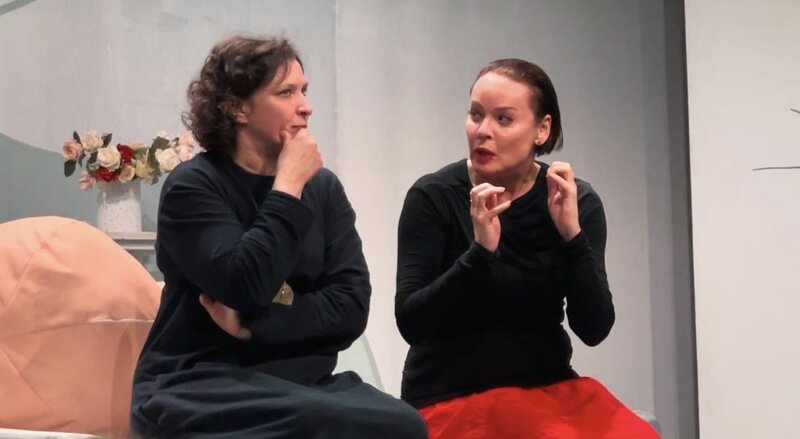 Олеся Железняк и Жанна Эппле в спектакле "Час тишины"