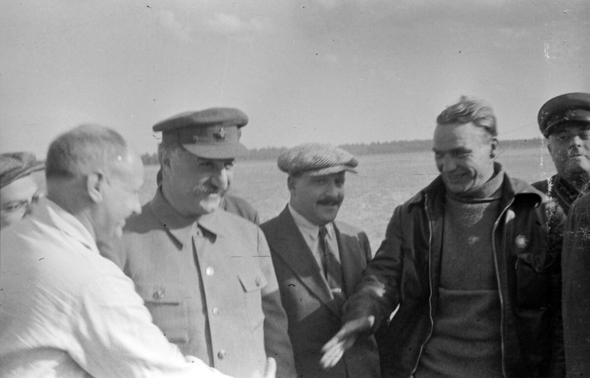 А.Н. Туполев, Г.К. Орджоникидзе, Л.М. Каганович и Герой Советского Союза В.П. Чкалов на Щёлковском аэродроме после перелёта Москва–остров Удд. СССР, Москва, 1936г.
Фотограф не установлен.
РГАКФД. Арх. № А-569