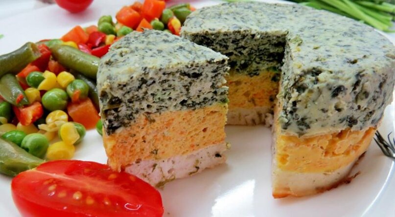 Интересная на вид и довольно диетическая запеканочка, сочная за счет сока от моркови и шпината. Такую запеканку идеально дополнить каким-нибудь сливочным соусом или соусом бешамель  