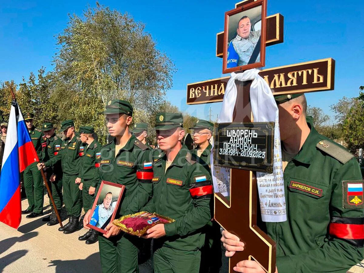 Погибшего миротворца - Антона Швореня похоронили в родном Каменске-Шахтинском на Аллее Славы местного кладбища