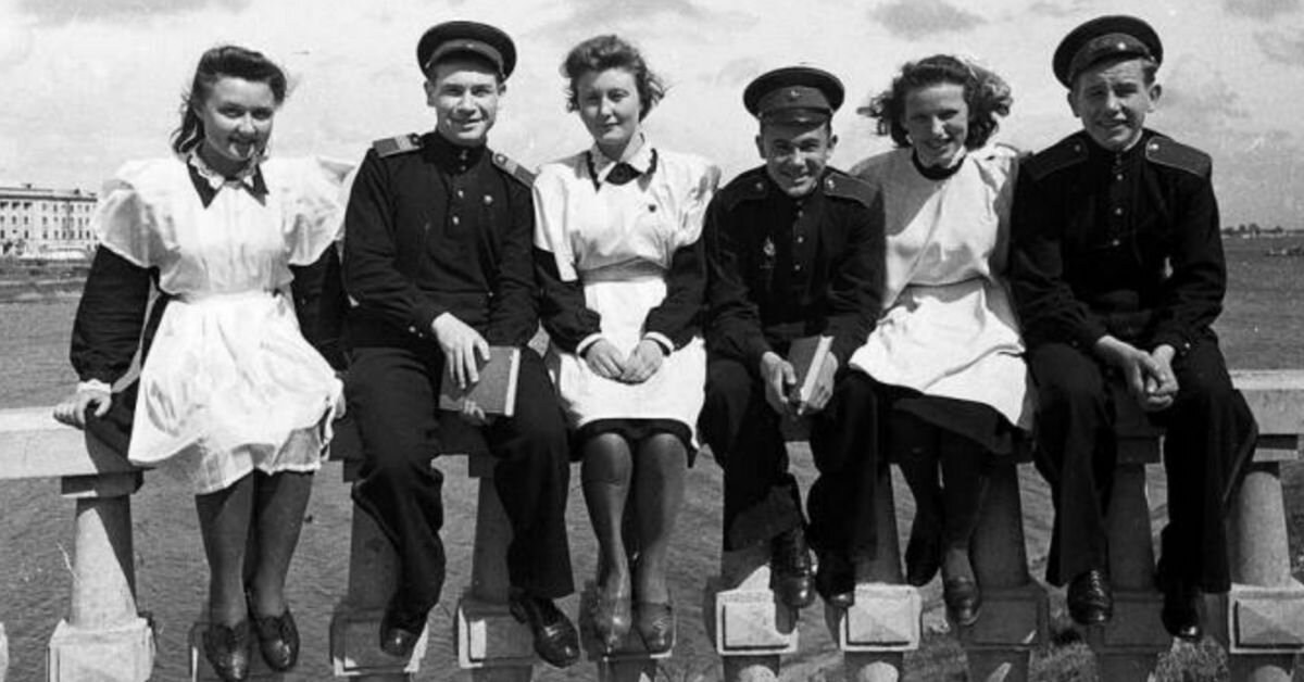 И в начале 40 х. Довоенная Школьная форма. Довоенные школьники. Школьная форма 1950-х годов. Школьная форма сороковых годов.
