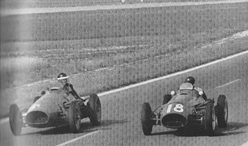 Гран-при Франции. В 1953 году Майк Хоторн, на «Феррари» (слева), сражается с «Мазерати» 
Хуана Фанхио в самом напряженном Большом Призе всех времен.
