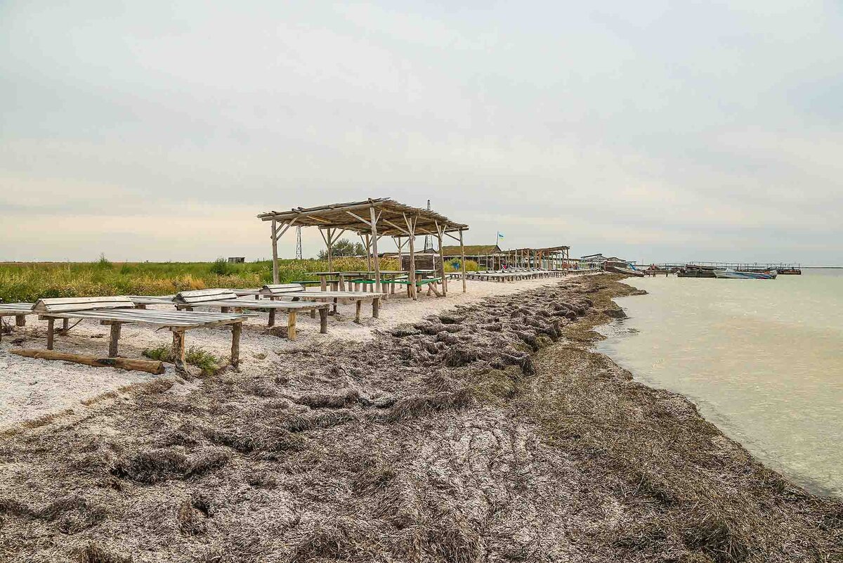 Озера Джарылгач и Ярылгач
Когда-то оба этих озера были заливом, но постепенно волны намыли естественную дамбу, отделив их от моря. С течением времени в воде повысилась концентрация солей и всевозможных минералов. Дно же покрыл слой целебной грязи, превратив озера в естественный санаторий. Глубина тут совсем небольшая, поэтому летом вода становится очень и очень теплой.Дно озер покрыто слоем целебной грязи.
Фото: commons.wikimedia.org
Купание в обоих озерах крайне полезно для здоровья, однако злоупотреблять им не стоит. Озера находятся буквально в 200 метрах от морского побережья, поэтому посетить их смогут все желающие.Как добратьсяОзера находятся в черте поселка Межводное. Координаты GPS: 45°34′30″ с. ш. 32°52′25″ в. д.
