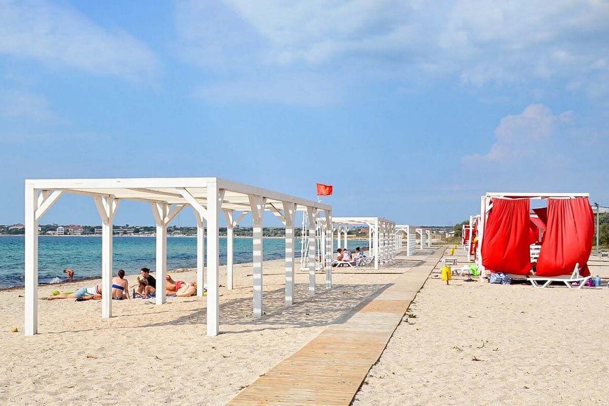 История
Западное побережье Крыма можно назвать «черноморской Элладой». Ведь именно тут еще две с половиной тысячи лет назад появились античные полисы: Херсонес, Керкинитида, Калос Лимен и другие. Не удивительно, что древние греки облюбовали эти места, ведь тут они чувствовали себя как дома: тот же субтропический засушливый климат, те же обрывающиеся в теплое море скалы.Межводное находится на перешейке между Черным морем и солеными озерами Джарылгач и Ялыргач.
Фото: vk.com/olenevkacrimeatarhankut
Нам, современникам, на память об античном прошлом этих мест остались величественные руины, ценные археологические находки, а еще уникальные сорта винограда и вездесущие одичавшие маслины — кряжистые деревья с серебристой листвой и умопомрачительным ароматом в период цветения.РЕКЛАМАslavutich.su1600 р/сут в межсезонье. Курорт Славутич у моря. АлуштаСкидка 50% открыто бронирование на 2024 годУзнать большеЕСТЬ ПРОТИВОПОКАЗАНИЯ. ПОСОВЕТУЙТЕСЬ С ВРАЧОМРЕКЛАМАluciano-wellness.ruWelcome Luciano отдых в Крыму всего за 8250 в суткиУзнать большеПоселок Межводное находится как раз в центре западнобережной части Крыма, которую смело можно сравнить со знаменитой европейской Ривьерой. Золотистые песчаные пляжи, теплое мелкое море, живописные пейзажи и благодатный климат — что может быть прекраснее?Отдых в Межводном — это золотистые песчаные пляжи, теплое мелкое море и живописные пейзажи.
Фото: vk.com/olenevkacrimeatarhankut
Название поселка тоже возникло не случайно, ведь он находится на перешейке между Черным морем и солеными озерами Джарылгач и Ялыргач. Большую часть населения Межводного составляют крымские татары — гостеприимный и крайне доброжелательный народ.