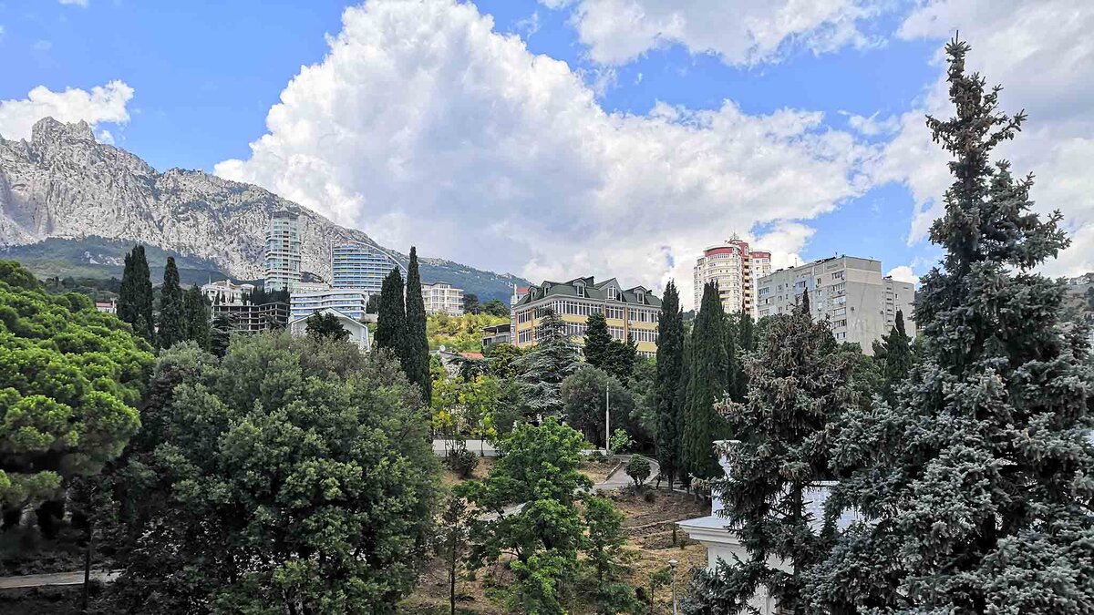 Отдых в Кореизе 2023: рай у подножья Ай-Петри
Кореиз — это уютный поселок на Южном берегу Крыма, находящийся между Гаспрой и Алупкой. Местных жителей тут немного — всего около пяти тысяч человек, зато поселок изобилует всевозможными домами отдыха: пансионатами, санаториями, отелями и гостиницами.Для большинства улиц Кореиза характерны крутые спуски и подъемы.
Фото: commons.wikimedia.org
Кореиз построен на склонах Крымских гор, поэтому большинство его улиц либо карабкаются вверх, либо спускаются к морю. Климат тут, как и везде на юге Крыма, субтропический с жарким летом и очень мягкой зимой, купальный сезон длится с конца мая по начало октября. А еще здесь очень красиво. От северных ветров поселок закрывают похожие на зубцы царской короны пики Ай-Петри, а с юга омывает ласковое Черное море. Сам Кореиз утопает в старинных парках, где круглый год зелено и цветут розы. При этом из поселка можно всего за двадцать минут доехать до Ялты, так что в отрыве от цивилизации вы не окажетесь.