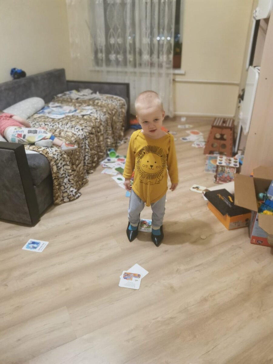 Петя спит, Паша ходит на каблуках