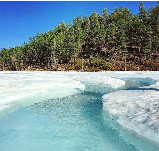 Ледник Булуус (Якутия). Нет, это не фотошоп. Это реально существующее природное явления: когда вокруг уже лето и цветут цветы в Хангалахском улусе Якутии ледник только начинает тает. Согласитесь: изумительная чистота и цвет воды. 