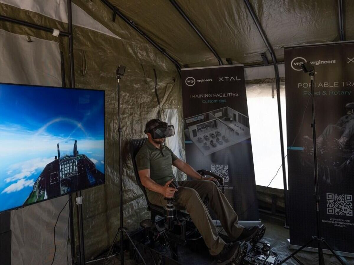    Владимир Зеленский пилотирует американский истребитель F-16 на симуляторе© Фото : Офис Президента Украины