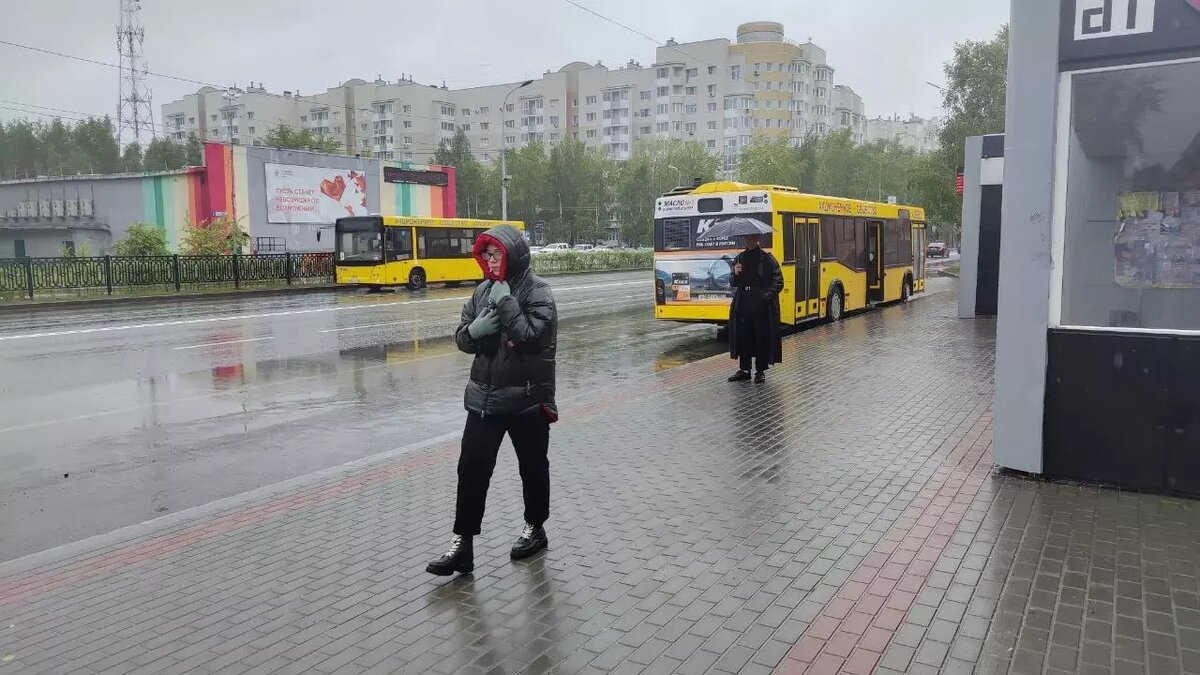     Югорская РСТ озвучила потолок повышения цен на проезд в муниципальном транспорте в 7%. Стоимость проезда в автобусах, которые курсируют по регулируемым тарифам может вырасти на 1-2 рубля, в зависимости от решения руководителей предприятий.