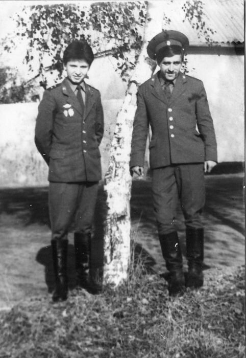 И снова без фуражки! Кто бы мог подумать о том, что Адам Алиев, родом из Дагестана, погибнет в начале 90-ых в бандитских войнах?