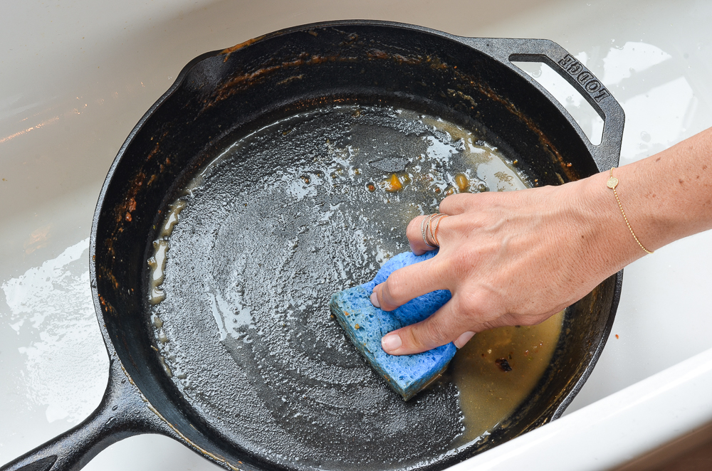 Wenn Lebensmittel regelmäßig anbrennen, ist das kein Grund, in den Laden zu rennen, um neues Kochgeschirr zu kaufen. Es reicht aus, die Pfanne mit einem Hausmittel zu behandeln, um die Schutzschicht wiederherzustellen.-3