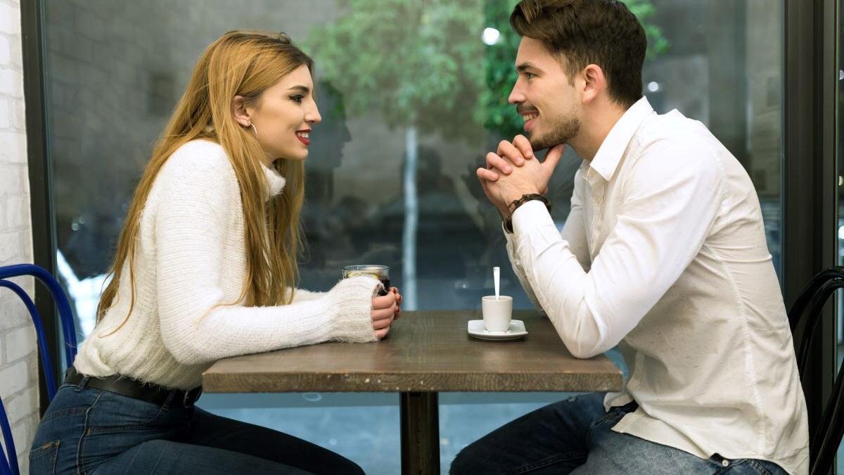    Девушка с парнем разговаривают:Freepik