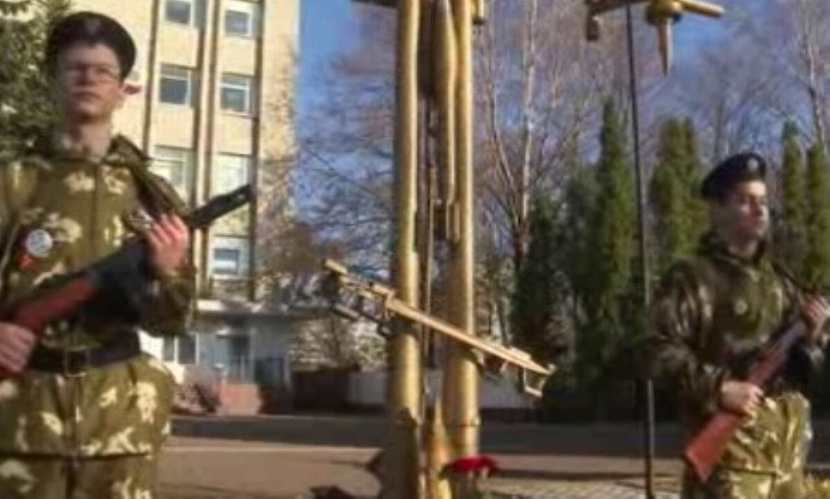    В Курске на мемориале "Павшим..." установлен поклонный крест