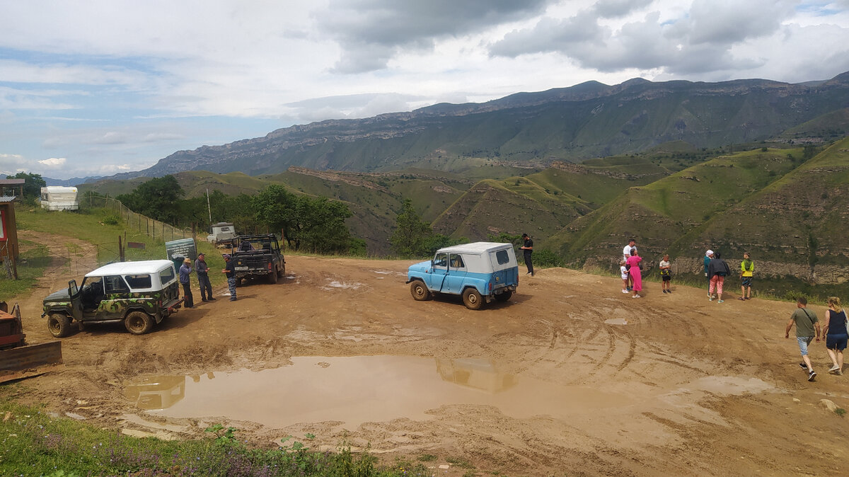 Верхняя парковка, куда довозят УАЗики