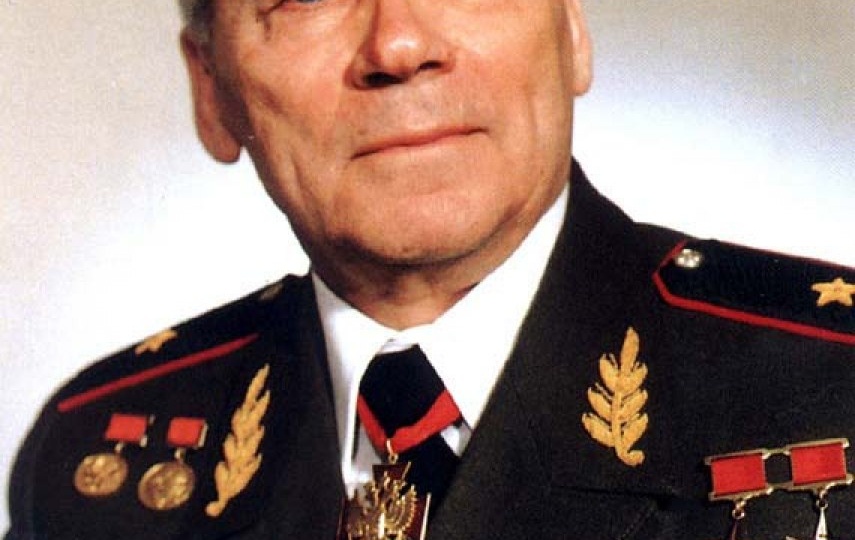 10 ноября 1919 года родился Михаил Тимофеевич Калашников.