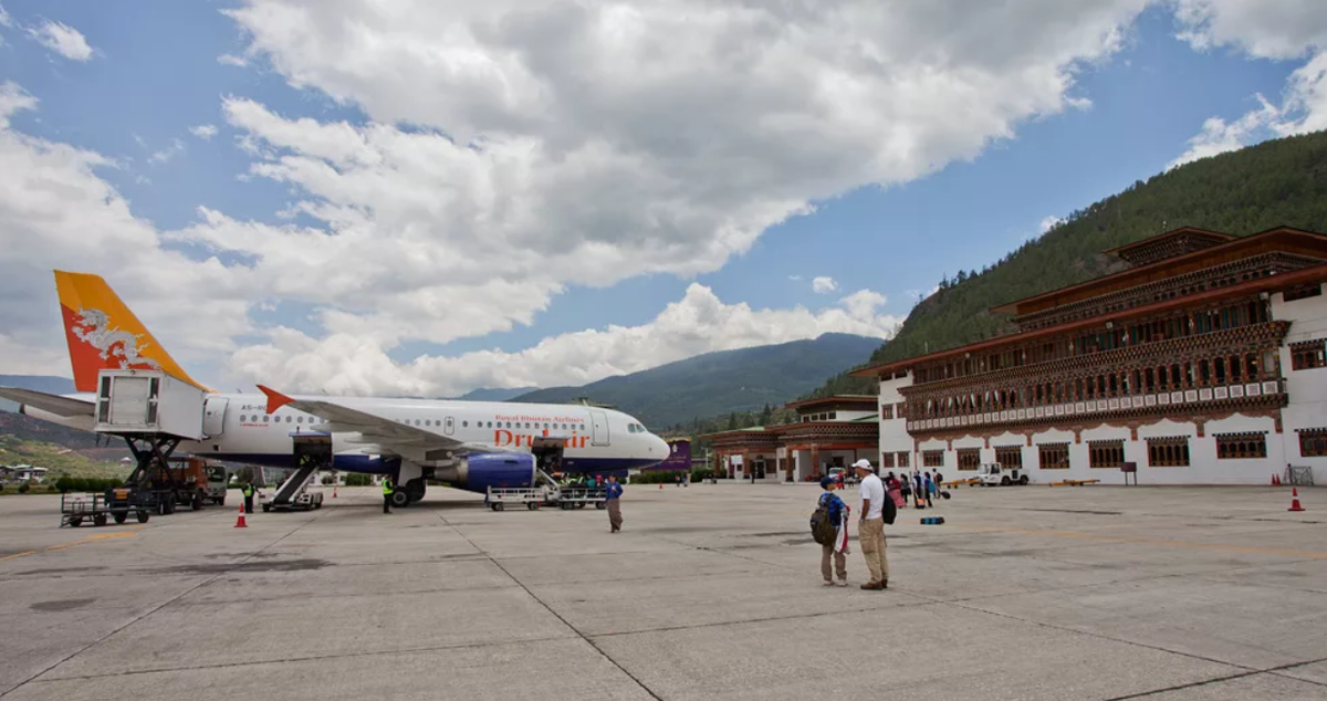Аэропорт паро в бутане. Бутан Тхимпху аэропорт. Королевство бутан аэропорт. Аэропорт бутана опасный. Аэропорт бутана