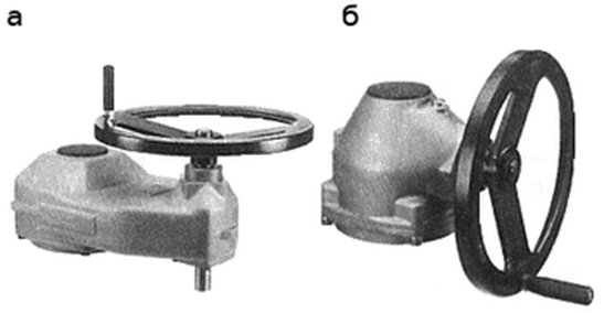 Рис. а — многооборотный цилиндрический редуктор ручного управления,  рис. b — многооборотный конический редуктор ручного управления.