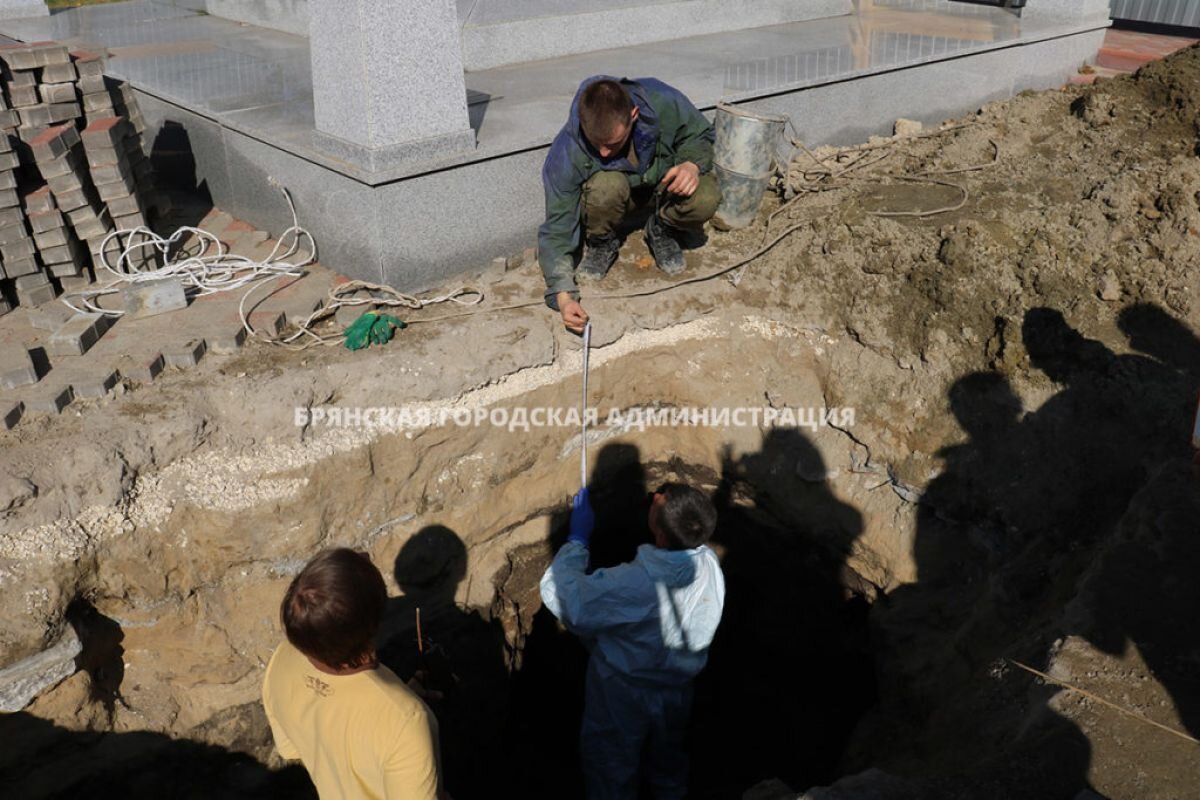 Захоронение брянск. Могила Фокина Брянск. Вскрытие могилы Гоголя.