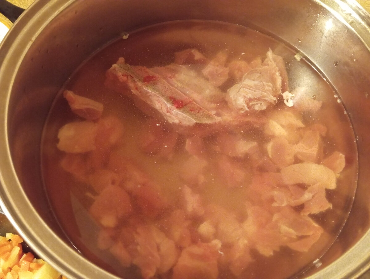 Набирайте в кастрюлю воду с учётом на добавление овощей и мяса. 