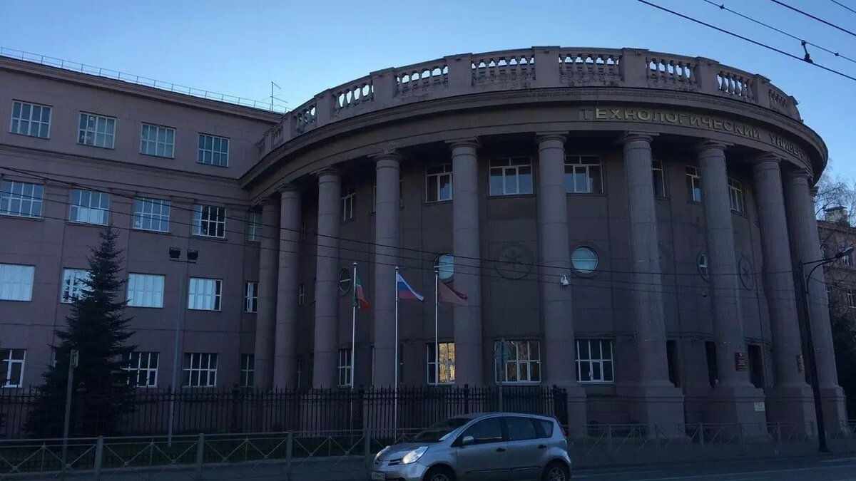     Казанский национальный исследовательский технологический университет прокомментировал информацию об увольнении рабочего, который лишился ноги из-за сломанного погрузчика. Там заявили, что он виноват сам. Такой ответ на запрос Inkazan дали в вузе.