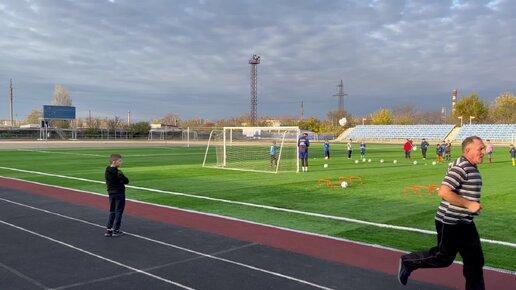 На тренировки футбола - спорт сила!