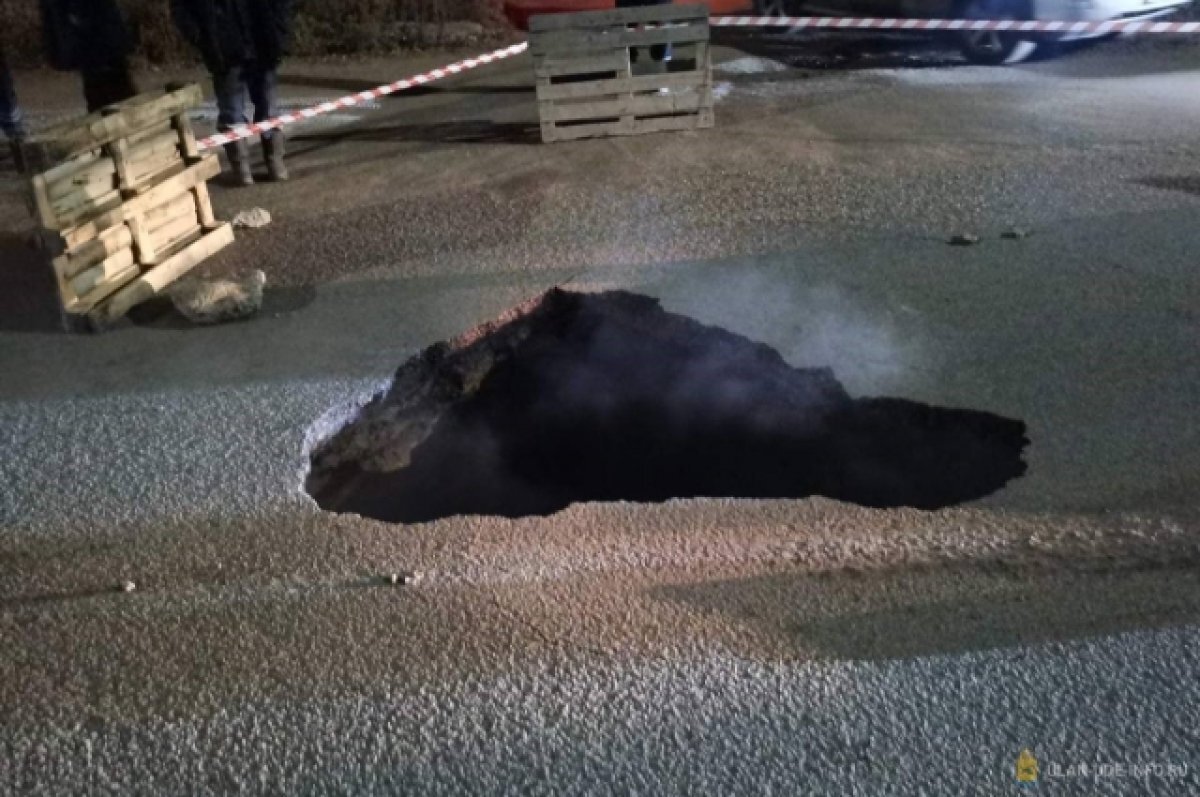   Асфальт провалился из-за коммунальной аварии на улице Шаляпина в Улан-Удэ