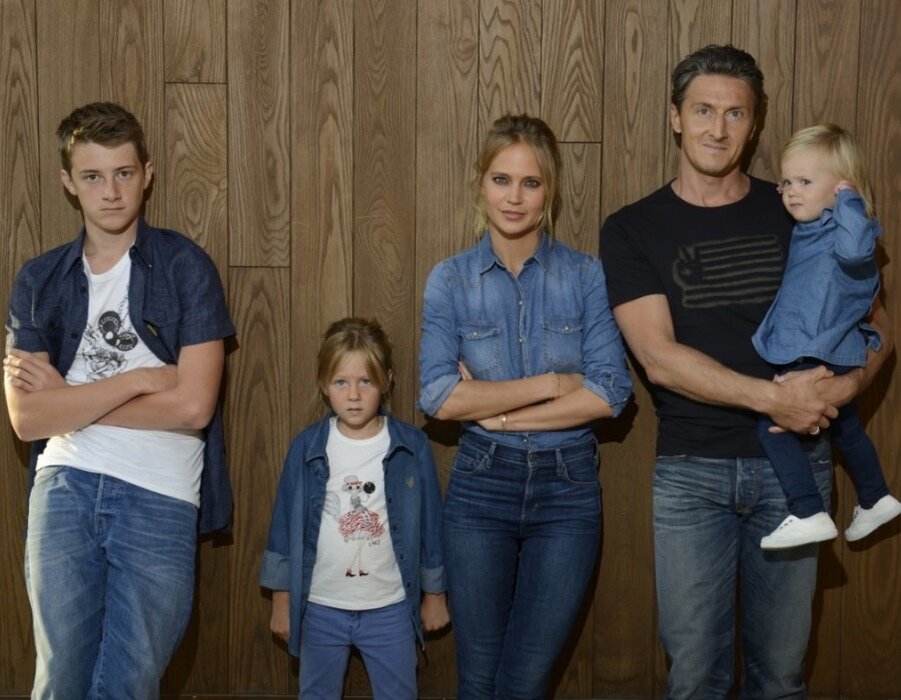 мама папа и ребенок. три поколения женщин на одном фото. счастливая семья со спины. родные 3. семья мама папа сын.