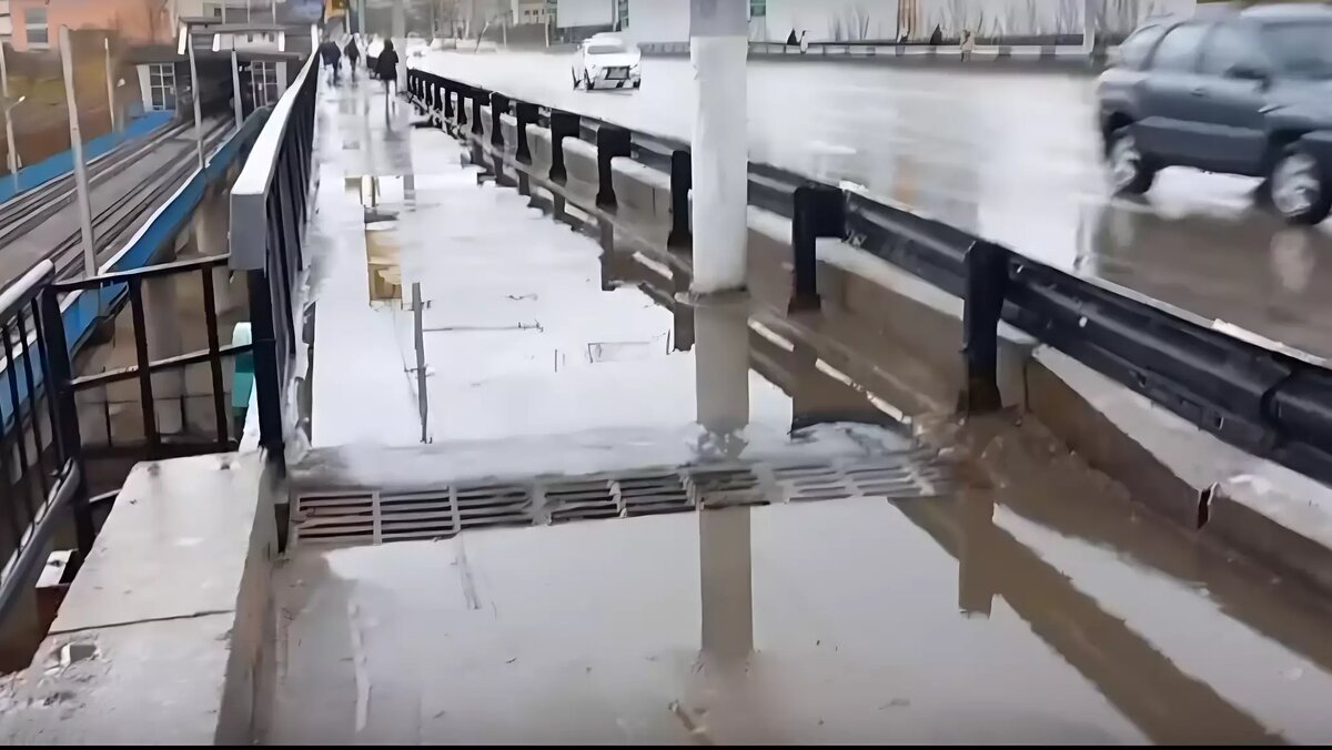     Астраханский мост в очередной раз ушел под воду после дождя из-за забитых ливневок. Волгоградцы уверены, что в запущенном состоянии путепровода виноваты городские коммунальные службы.
