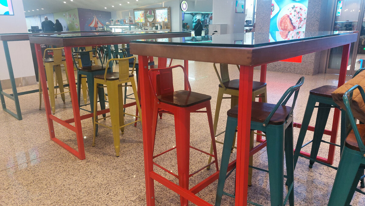 Высокие столы и стулья