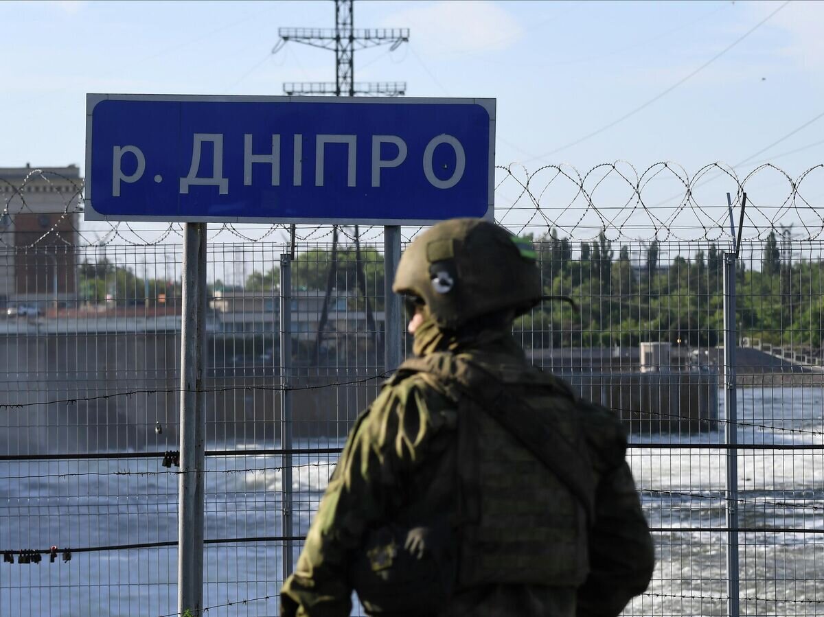    Военнослужащий ВС РФ на дамбе Северо-Крымского канала в Херсонской области© РИА Новости