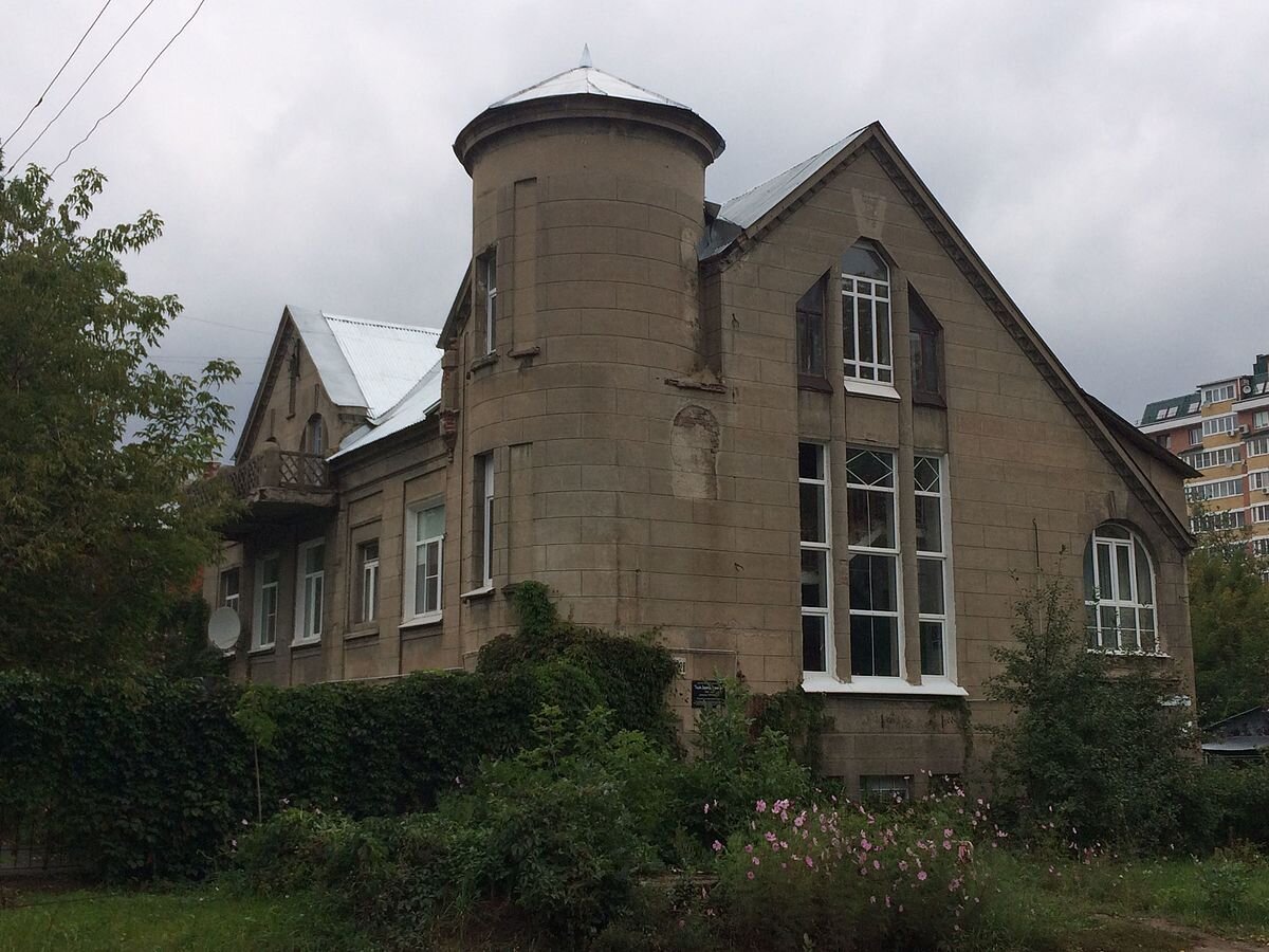 Дом, известный как Ивановский замок, несколько запущен, но, несмотря на это, выглядит необычно и живописно, привлекая своим видом художников и фотографов.