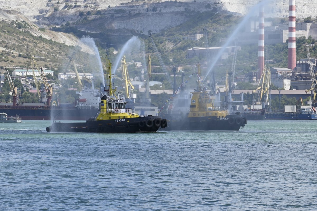Розлив новороссийск. Розлив новороссийск. Нефть на воде фото. Шиномонтаж новороссийск. Ул южная 13 новороссийск.