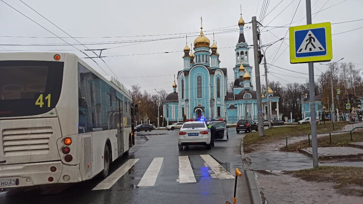 В Чебоксарах автобус сбил школьника на пешеходном переходе | ГАЗЕТА 