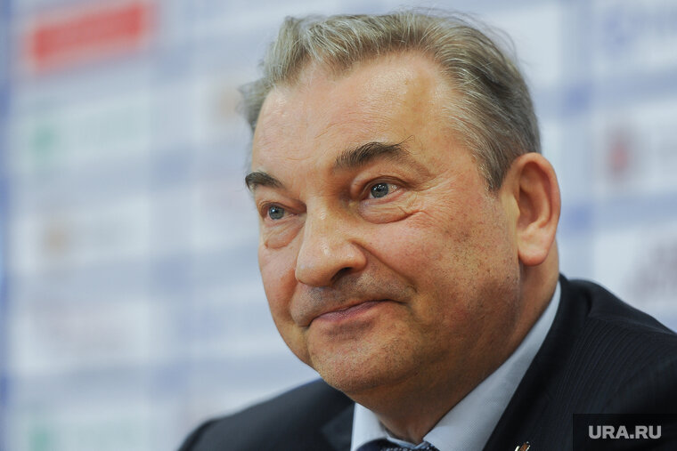    Хоккейный корт открыл легендарный советский спортсмен Владислав Третьяк