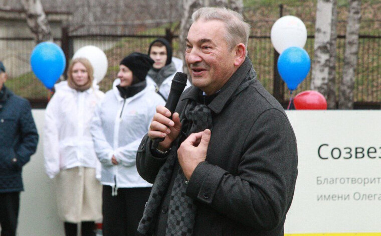    Корт открыл легендарный советский спортсмен и президент Федерации хоккея России Владислав Третьяк