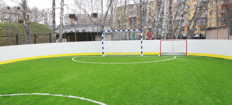    10 ноября на территории Социально-реабилитационного центра для несовершеннолетних Металлургического района состоялось торжественное открытие хоккейной коробки